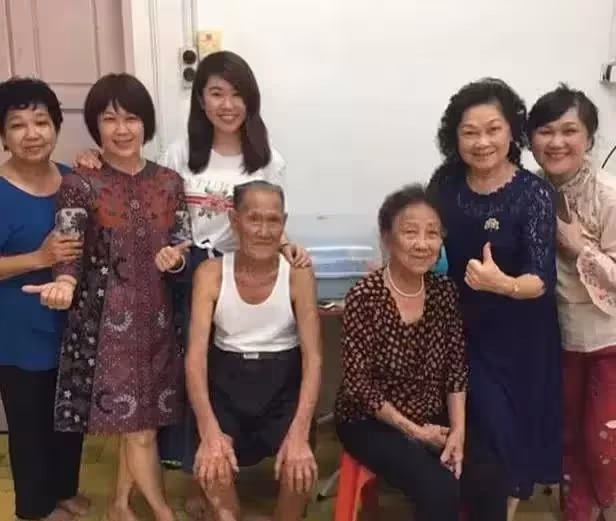 青梅竹馬相愛半生，93歲奶奶病逝，94歲爺爺視力不好，拿電筒看妻子最後一眼，獨自哀傷：我們來生再見！