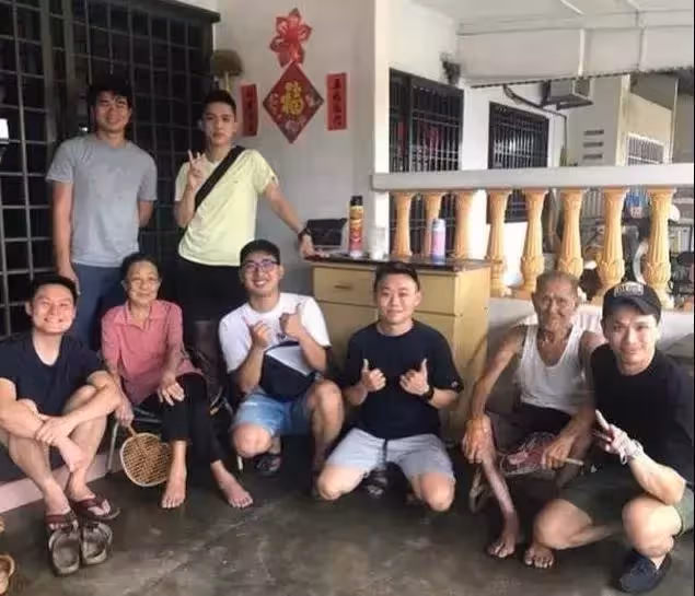 青梅竹馬相愛半生，93歲奶奶病逝，94歲爺爺視力不好，拿電筒看妻子最後一眼，獨自哀傷：我們來生再見！