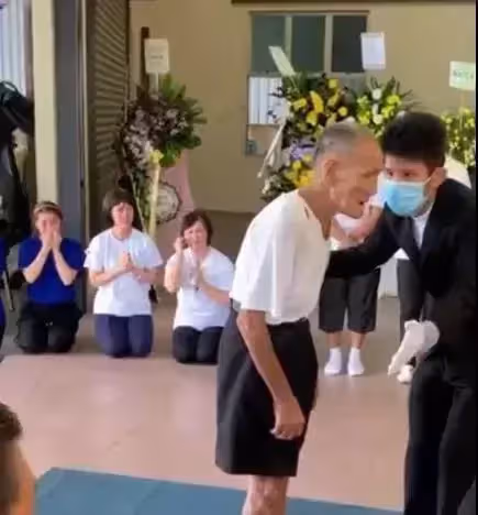 青梅竹馬相愛半生，93歲奶奶病逝，94歲爺爺視力不好，拿電筒看妻子最後一眼，獨自哀傷：我們來生再見！