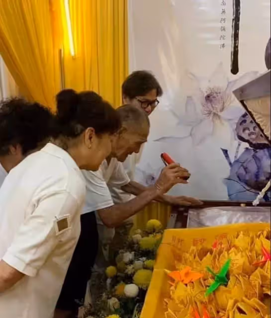 青梅竹馬相愛半生，93歲奶奶病逝，94歲爺爺視力不好，拿電筒看妻子最後一眼，獨自哀傷：我們來生再見！