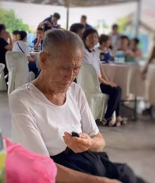 青梅竹馬相愛半生，93歲奶奶病逝，94歲爺爺視力不好，拿電筒看妻子最後一眼，獨自哀傷：我們來生再見！
