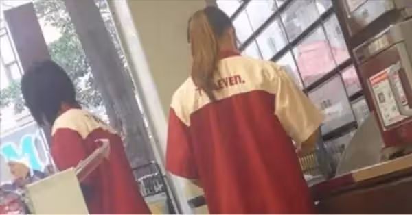大快人心！年輕正妹堅持「熱咖啡加5顆冰塊」嗆不做就客訴，做了又嫌冷要重做，女店員「爆氣脫制服」一招成功制伏奧客！