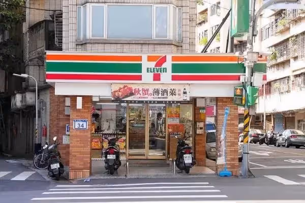 大快人心！年輕正妹堅持「熱咖啡加5顆冰塊」嗆不做就客訴，做了又嫌冷要重做，女店員「爆氣脫制服」一招成功制伏奧客！