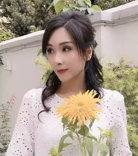 逆天顏值！48歲楊恭如短髮造型減齡20年，這身材和氣質70後少見，網友：短髮造型令人眼前一亮！