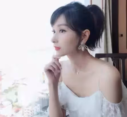 逆天顏值！48歲楊恭如短髮造型減齡20年，這身材和氣質70後少見，網友：短髮造型令人眼前一亮！