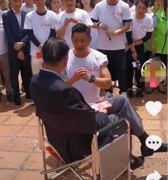 63歲萬梓良再扮大哥,頭髮稀少但氣場猶在,用錢敲打徒弟超霸氣