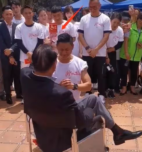 63歲萬梓良再扮大哥,頭髮稀少但氣場猶在,用錢敲打徒弟超霸氣
