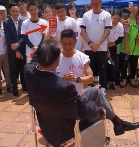 63歲萬梓良再扮大哥,頭髮稀少但氣場猶在,用錢敲打徒弟超霸氣