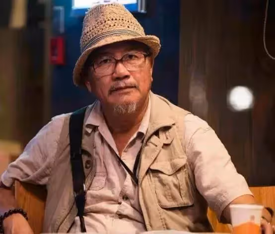 63歲萬梓良再扮大哥,頭髮稀少但氣場猶在,用錢敲打徒弟超霸氣