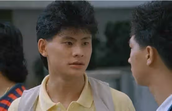 63歲萬梓良再扮大哥,頭髮稀少但氣場猶在,用錢敲打徒弟超霸氣