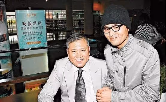 63歲萬梓良再扮大哥,頭髮稀少但氣場猶在,用錢敲打徒弟超霸氣