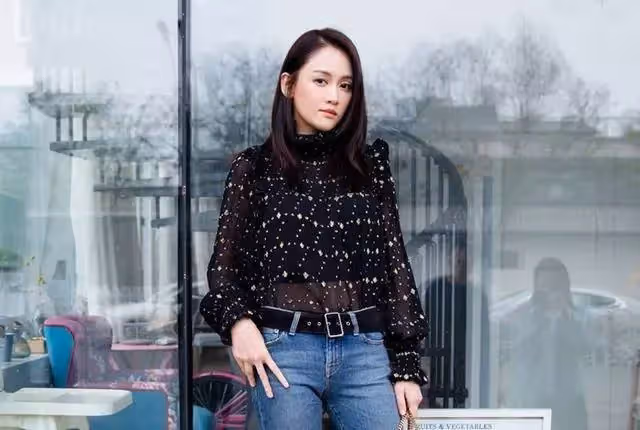 當42歲陳喬恩撞衫45歲林心如,穿同一件黑紗上衣,氣質一目了然,網:女神也是有區別的