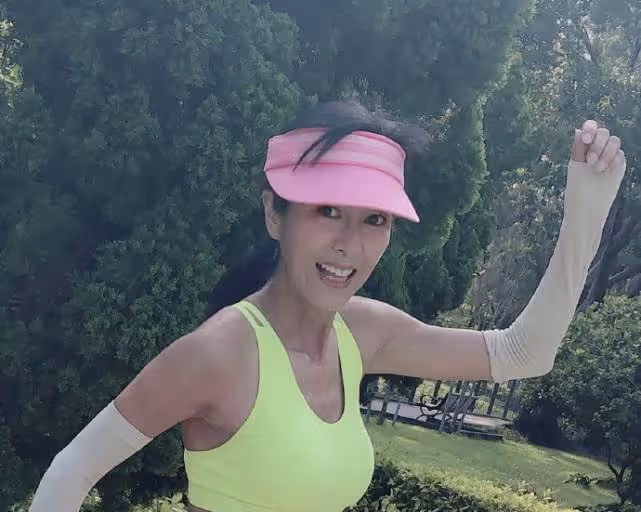 65歲米雪自信秀身材,穿火辣運動裝骨瘦如柴,活力卻堪比少女