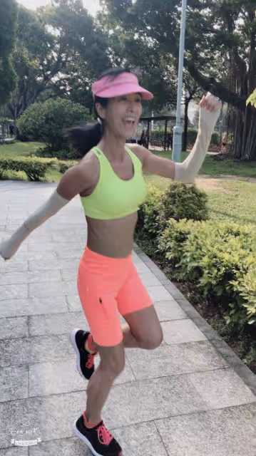 65歲米雪自信秀身材,穿火辣運動裝骨瘦如柴,活力卻堪比少女
