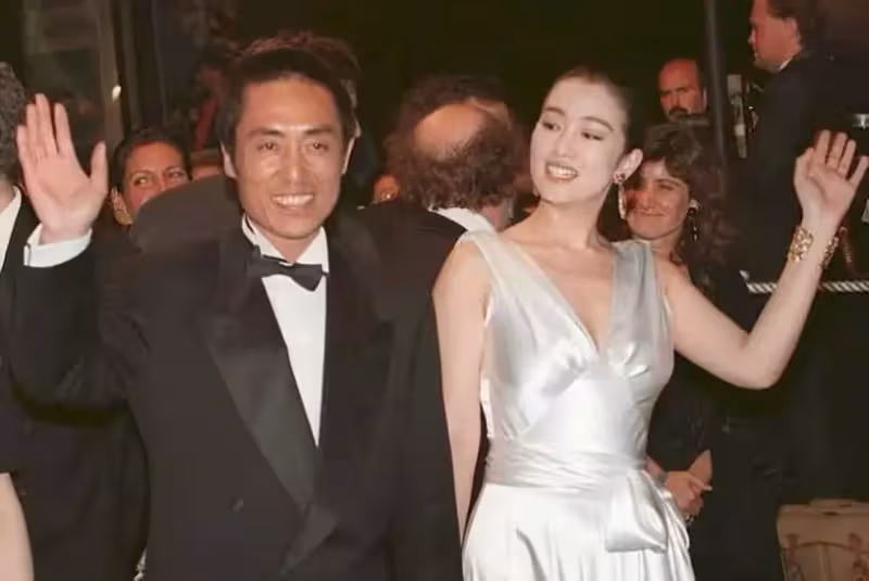 「鞏俐8年陪伴」等不到一紙婚書!她卻甘無名分19歲輟學生子 「被張藝謀藏13年」終守得雲開