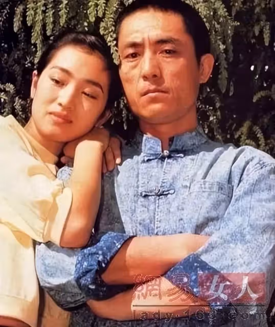 「鞏俐8年陪伴」等不到一紙婚書!她卻甘無名分19歲輟學生子 「被張藝謀藏13年」終守得雲開