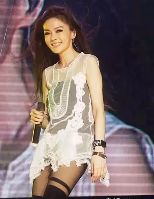 謝金燕替父還完2億債,45歲終活出自己!買上億豪宅只為躲避狗仔,鄰居都是名人,「走到大門得搭接駁車」!