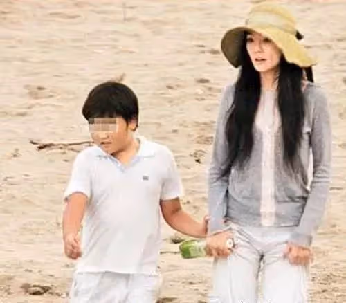 謝金燕替父還完2億債,45歲終活出自己!買上億豪宅只為躲避狗仔,鄰居都是名人,「走到大門得搭接駁車」!