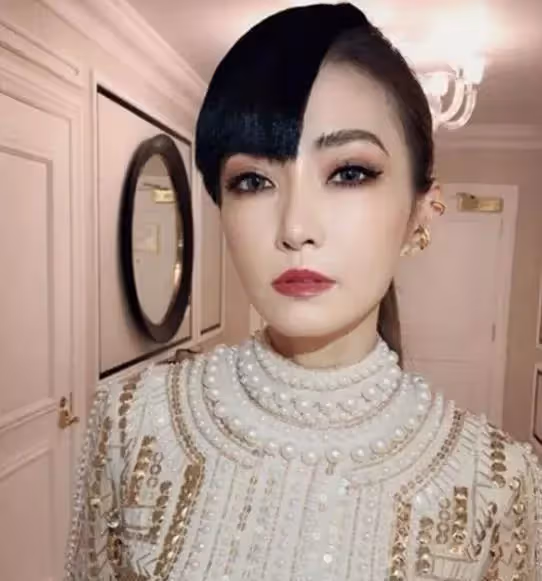 謝金燕替父還完2億債,45歲終活出自己!買上億豪宅只為躲避狗仔,鄰居都是名人,「走到大門得搭接駁車」!