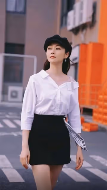 51歲萬綺雯曬影片曝近況　秀長腿美肩獲贊：像吃了防腐劑