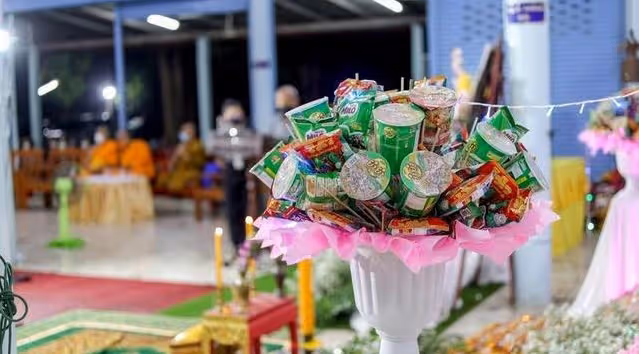 老翁生前抱怨買花浪費錢　葬禮堆「千包泡麵」完成心愿