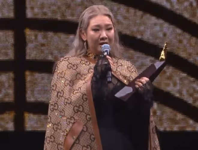 鄭欣宜再奪最佳女歌手！與前任復合心情好，卻自嘲是老土中年女人