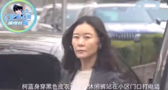 49歲柯藍聚會太豪放，與異性當眾摟抱親吻，男友也被拍與異性同游