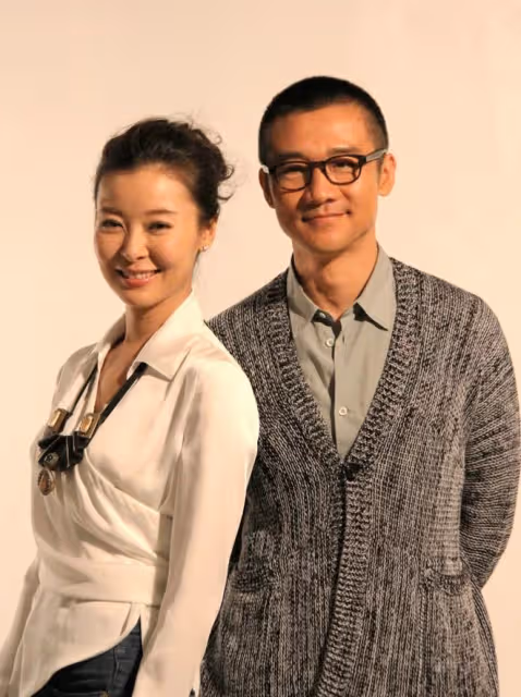 49歲柯藍聚會太豪放，與異性當眾摟抱親吻，男友也被拍與異性同游