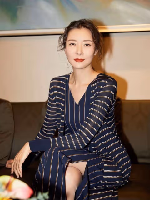 49歲柯藍聚會太豪放，與異性當眾摟抱親吻，男友也被拍與異性同游