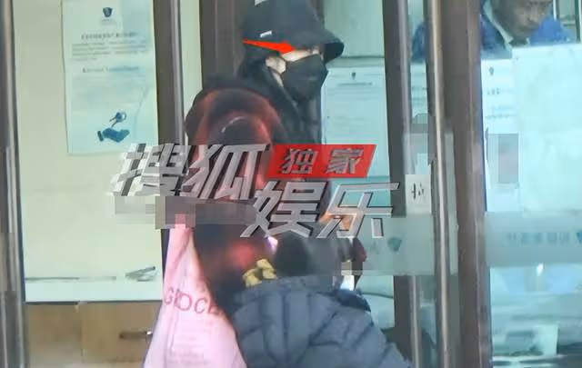 姚晨挺肚腩去醫院排場足,站路邊只顧玩手機,一旁助理幫她穿衣服