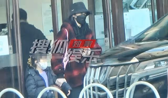 姚晨挺肚腩去醫院排場足,站路邊只顧玩手機,一旁助理幫她穿衣服