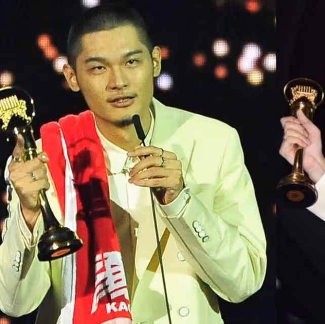金曲歌王被曝孕期出軌!和小8歲異性密會,外籍老婆發文怒訴酸楚