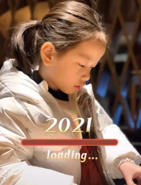 57歲溫兆倫罕曬娃!6歲女兒「溫柔美」五官精緻,擁有高挺的鼻子「側顏似神爸」,網友:長大一定是小美女