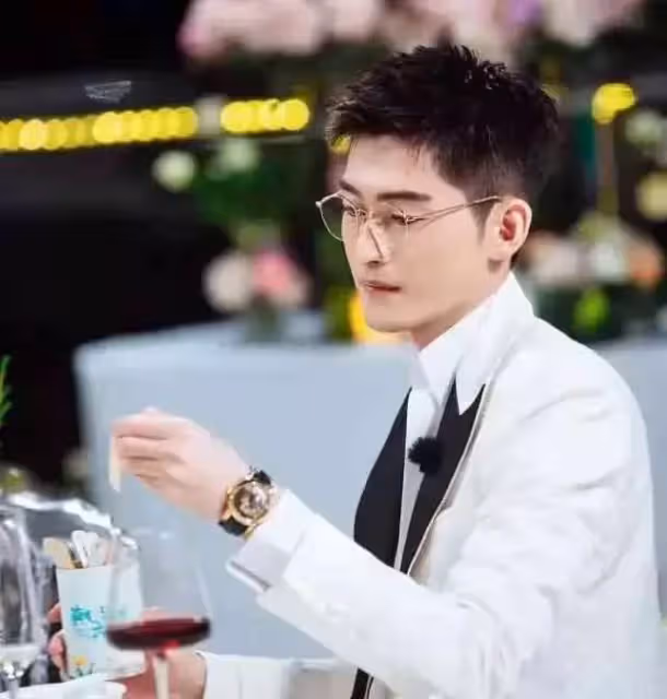 去掉濃妝的張翰鬍子拉碴!告別白凈小生後,臉上多了幾分男人味兒