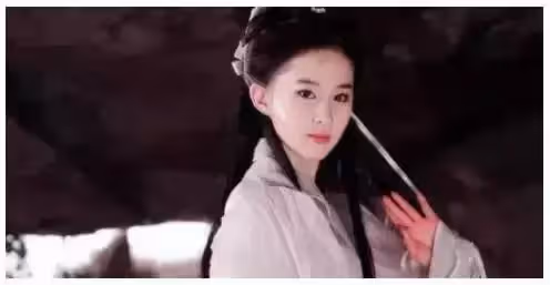 仙氣耗盡?在國外失去「精修圖」待遇的劉亦菲,暴露33歲真實顏值:差太多