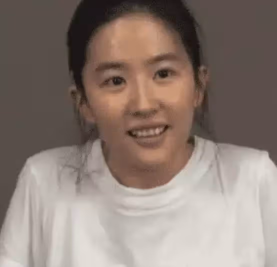 仙氣耗盡?在國外失去「精修圖」待遇的劉亦菲,暴露33歲真實顏值:差太多