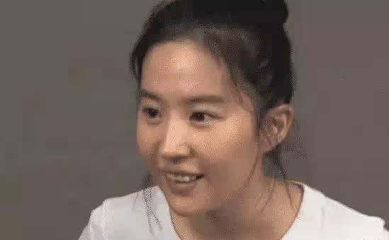 仙氣耗盡?在國外失去「精修圖」待遇的劉亦菲,暴露33歲真實顏值:差太多