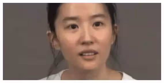 仙氣耗盡?在國外失去「精修圖」待遇的劉亦菲,暴露33歲真實顏值:差太多