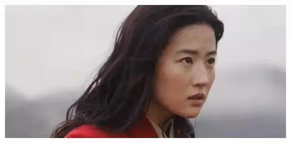 仙氣耗盡?在國外失去「精修圖」待遇的劉亦菲,暴露33歲真實顏值:差太多