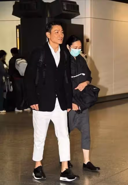 劉德華夫婦罕見合體!老婆「棉服配七分褲」看不懂,整體美感被打破,拉襠褲徹底穿成了小短腿:氣質不像天王嫂