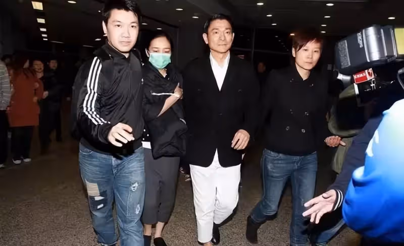 劉德華夫婦罕見合體!老婆「棉服配七分褲」看不懂,整體美感被打破,拉襠褲徹底穿成了小短腿:氣質不像天王嫂