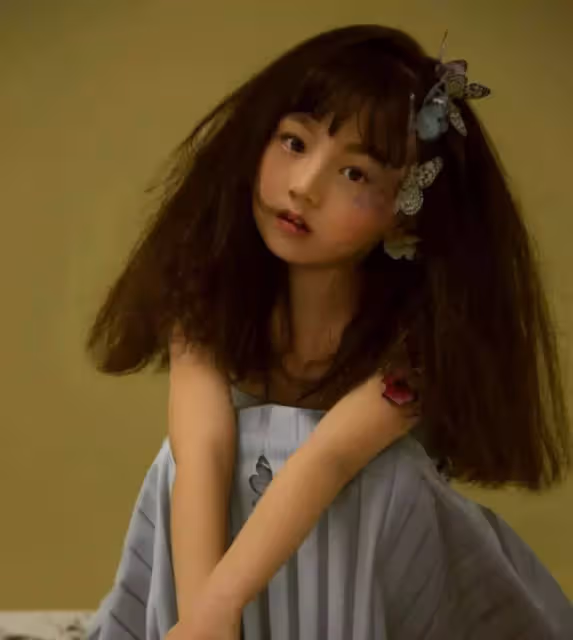 本以為阿拉蕾「長大後」夠美了!看到小山竹的顏值,五官清秀精緻,網友:這才是明星臉