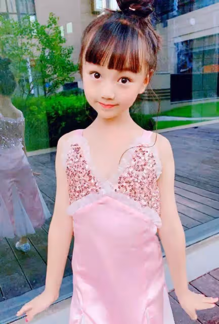 本以為阿拉蕾「長大後」夠美了!看到小山竹的顏值,五官清秀精緻,網友:這才是明星臉