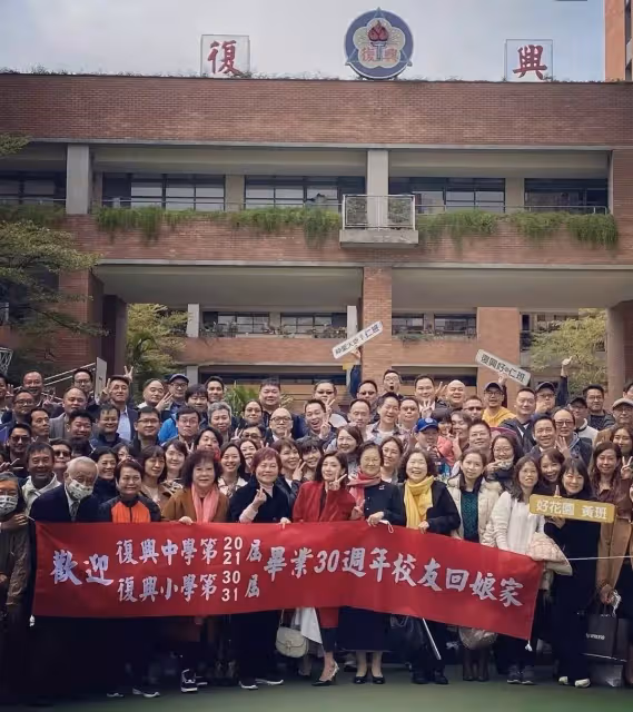 賈靜雯榮歸母校被評為傑出校友,曬多張童年照,與咘咘幾乎一模一樣,網友:基因真強大
