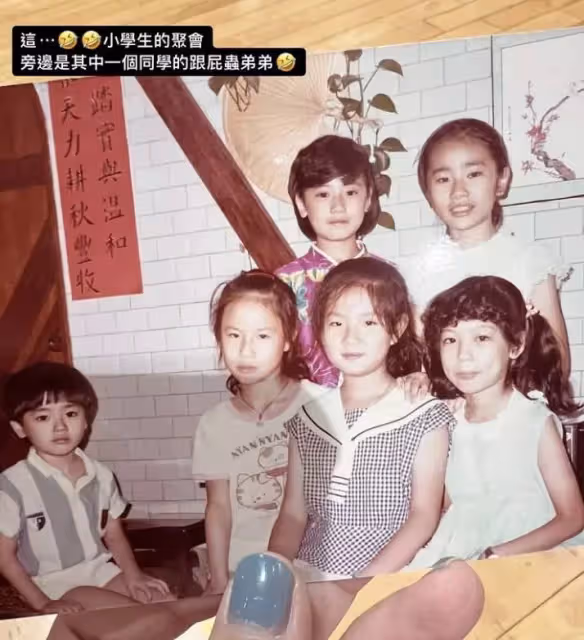 賈靜雯榮歸母校被評為傑出校友,曬多張童年照,與咘咘幾乎一模一樣,網友:基因真強大