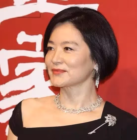 65歲林青霞近照曝光,兩個女兒長得比她還美,網友:真是美了一輩子!