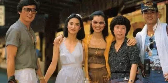 65歲林青霞近照曝光,兩個女兒長得比她還美,網友:真是美了一輩子!