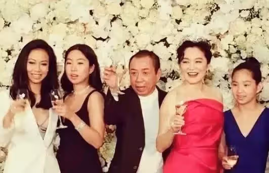 65歲林青霞近照曝光,兩個女兒長得比她還美,網友:真是美了一輩子!