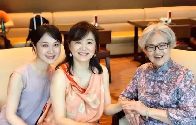 65歲林青霞近照曝光,兩個女兒長得比她還美,網友:真是美了一輩子!
