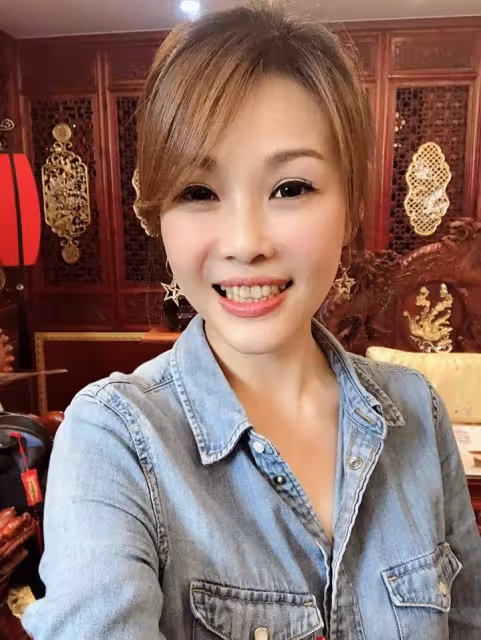 43歲董育君「曾被準婆婆逼婚」揭未婚內幕　爸媽從不催婚「被當掌上明珠呵護」患耳疾苦拚
